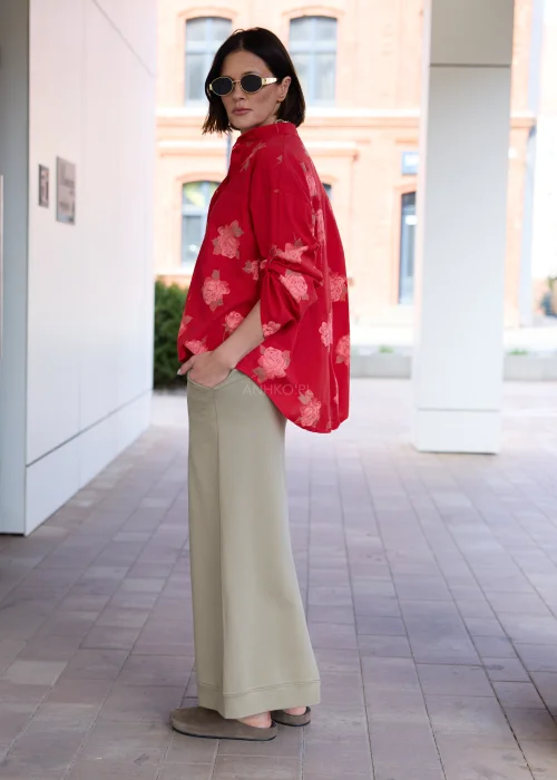 Spódnica maxi w odcieniu jasnego khaki z elastyczną talią i minimalistycznym fasonem. Wygodny model z kieszeniami idealny do casualowych i miejskich stylizacji.