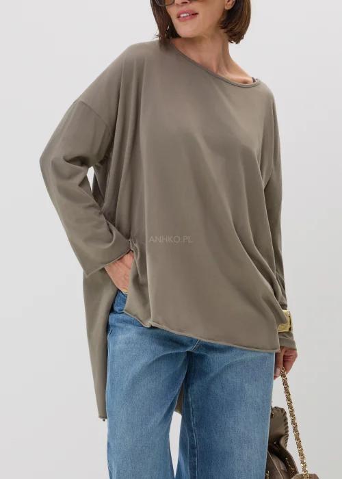 Bluzka oversize w odcieniu taupe z wydłużonym tyłem i luźnym fasonem. Minimalistyczny model z szerokim dekoltem i miękko układającym się materiałem, idealny do casualowych stylizacji.