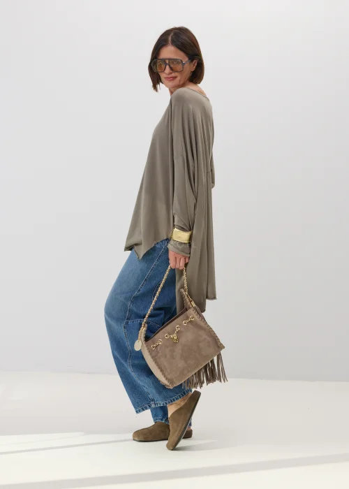 Bluzka oversize w odcieniu taupe z wydłużonym tyłem i luźnym fasonem. Minimalistyczny model z szerokim dekoltem i miękko układającym się materiałem, idealny do casualowych stylizacji.