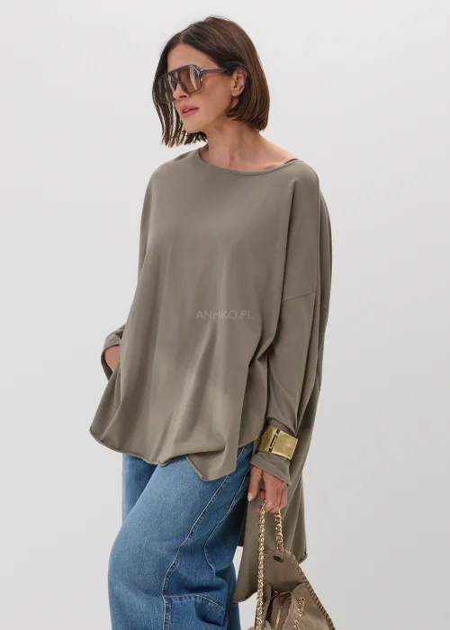 Bluzka oversize w odcieniu taupe z wydłużonym tyłem i luźnym fasonem. Minimalistyczny model z szerokim dekoltem i miękko układającym się materiałem, idealny do casualowych stylizacji.