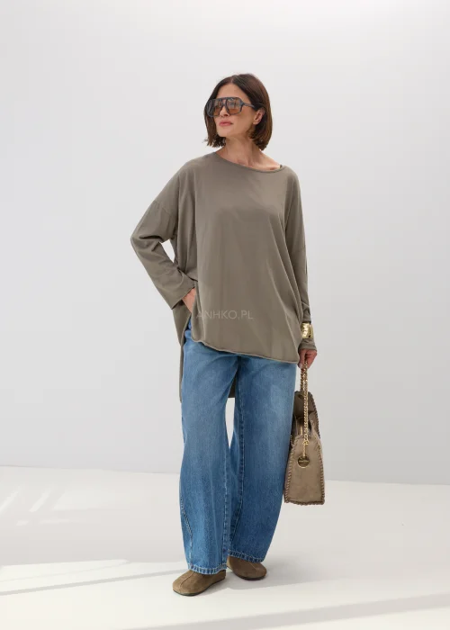 Bluzka oversize w odcieniu taupe z wydłużonym tyłem i luźnym fasonem. Minimalistyczny model z szerokim dekoltem i miękko układającym się materiałem, idealny do casualowych stylizacji.