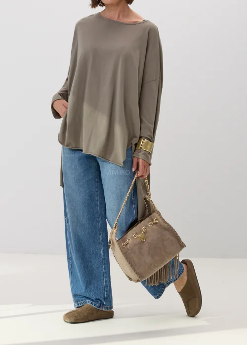 Bluzka oversize w odcieniu taupe z wydłużonym tyłem i luźnym fasonem. Minimalistyczny model z szerokim dekoltem i miękko układającym się materiałem, idealny do casualowych stylizacji.