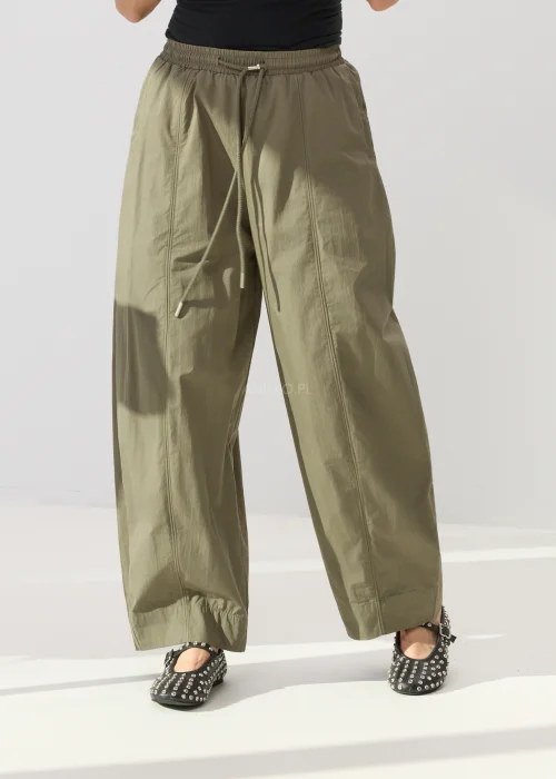 Damskie spodnie khaki z szeroką nogawką i elastyczną talią ze sportowym sznurkiem w casualowym stylu.