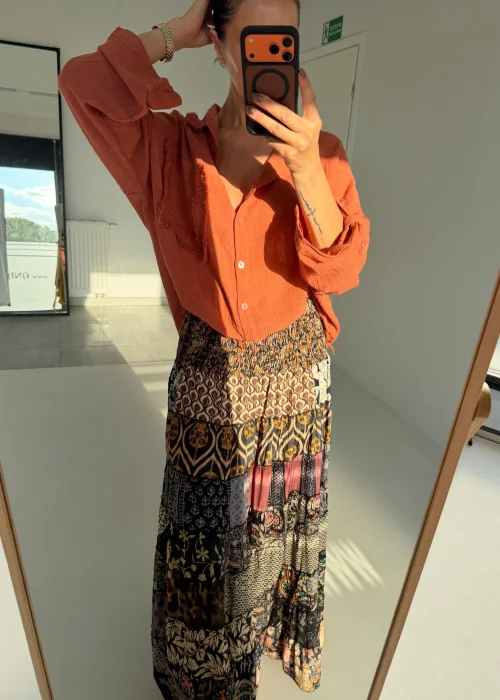Spódnica maxi patchwork z wielobarwnymi wzorami i elastyczną talią. Zwiewny model boho z motywami geometrycznymi, kwiatowymi i paisley.
