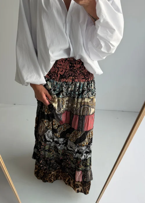 Spódnica maxi patchwork z wielokolorowym wzorem i elastyczną talią. Zwiewny fason z motywami paisley i panterki w stylu boho.