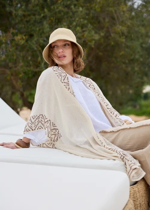 Kimono boho ecru z geometrycznym wzorem w odcieniach beżu. Długi, luźny fason z lekkiej dzianiny tworzy efektowną warstwową stylizację i doskonale komponuje się z lnianymi ubraniami.