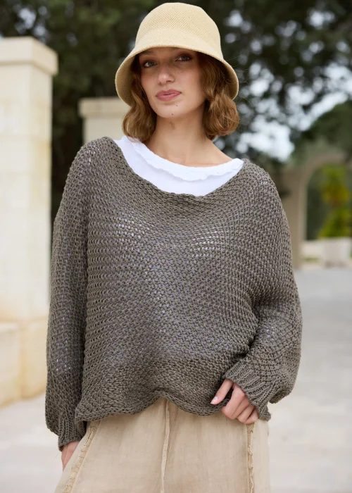 Sweter ażurowy taupe o luźnym splocie i fasonie oversize. Lekki model z długim rękawem, idealny do warstwowych stylizacji z lnianymi spodniami lub sukienkami.