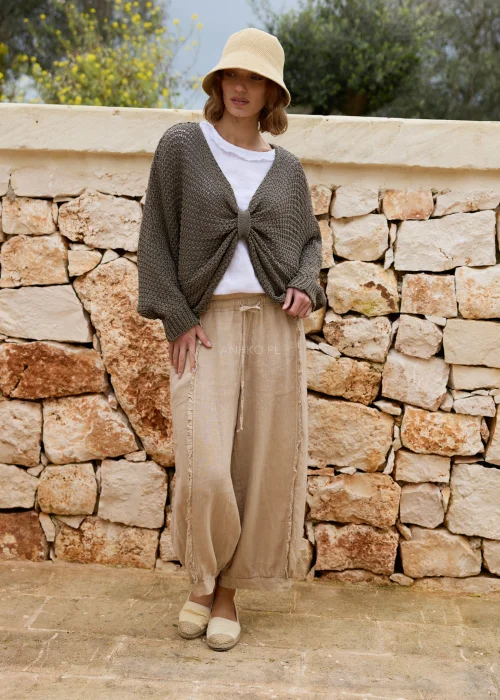 Sweter ażurowy taupe o luźnym splocie i fasonie oversize. Lekki model z długim rękawem, idealny do warstwowych stylizacji z lnianymi spodniami lub sukienkami.