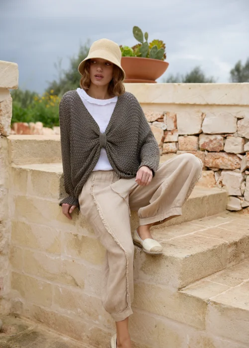 Sweter ażurowy taupe o luźnym splocie i fasonie oversize. Lekki model z długim rękawem, idealny do warstwowych stylizacji z lnianymi spodniami lub sukienkami.
