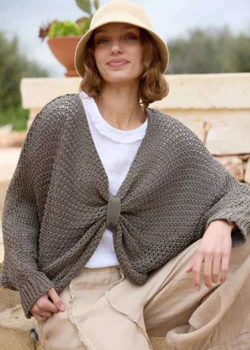 Sweter ażurowy taupe o luźnym splocie i fasonie oversize. Lekki model z długim rękawem, idealny do warstwowych stylizacji z lnianymi spodniami lub sukienkami.