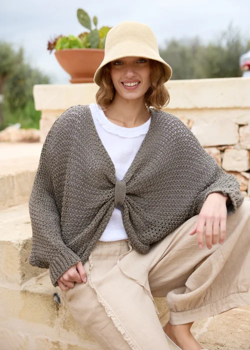 Sweter ażurowy taupe o luźnym splocie i fasonie oversize. Lekki model z długim rękawem, idealny do warstwowych stylizacji z lnianymi spodniami lub sukienkami.