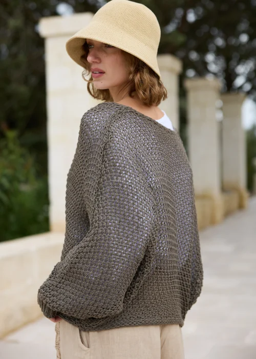 Sweter ażurowy taupe o luźnym splocie i fasonie oversize. Lekki model z długim rękawem, idealny do warstwowych stylizacji z lnianymi spodniami lub sukienkami.