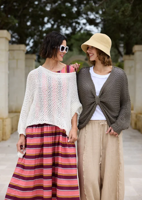 Sweter ażurowy taupe o luźnym splocie i fasonie oversize. Lekki model z długim rękawem, idealny do warstwowych stylizacji z lnianymi spodniami lub sukienkami.