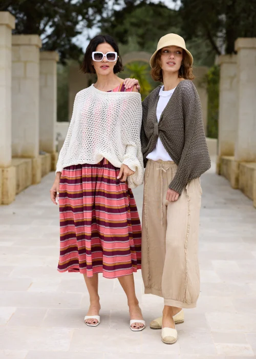 Sweter ażurowy taupe o luźnym splocie i fasonie oversize. Lekki model z długim rękawem, idealny do warstwowych stylizacji z lnianymi spodniami lub sukienkami.