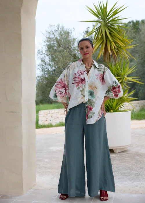 Morskie lniane spodnie palazzo z szerokimi nogawkami i elastycznym pasem. Lekki, zwiewny fason zapewnia komfort noszenia i doskonale sprawdza się w casualowych oraz eleganckich stylizacjach.