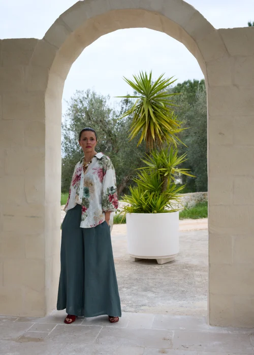 Morskie lniane spodnie palazzo z szerokimi nogawkami i elastycznym pasem. Lekki, zwiewny fason zapewnia komfort noszenia i doskonale sprawdza się w casualowych oraz eleganckich stylizacjach.