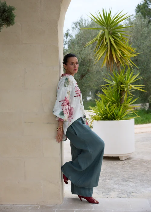 Morskie lniane spodnie palazzo z szerokimi nogawkami i elastycznym pasem. Lekki, zwiewny fason zapewnia komfort noszenia i doskonale sprawdza się w casualowych oraz eleganckich stylizacjach.