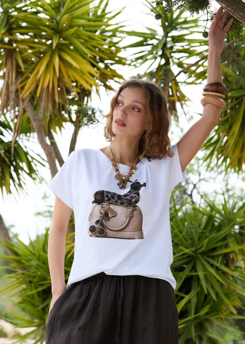 Biały t-shirt z modnym nadrukiem torebki i dekoracyjnych detali. Luźny fason z krótkim rękawem doskonale komponuje się z czarną lnianą spódnicą w casualowej stylizacji.
