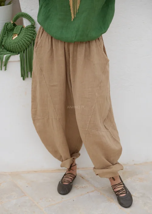Lniane spodnie damskie camel o luźnym, balonowym fasonie z elastyczną talią i kieszeniami. Komfortowy model w naturalnym stylu casual.