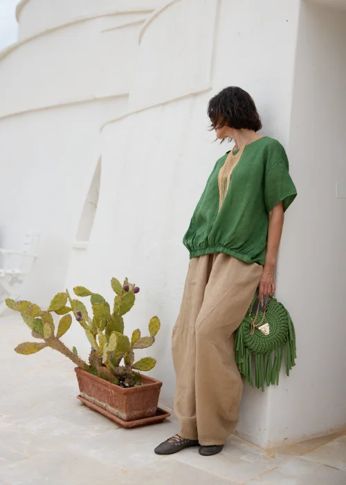 Lniane spodnie damskie camel o luźnym, balonowym fasonie z elastyczną talią i kieszeniami. Komfortowy model w naturalnym stylu casual.