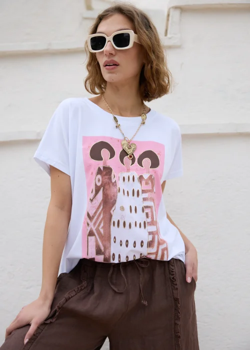 Biały T-shirt damski z różowym nadrukiem inspirowanym sztuką i luźnym fasonem casual.