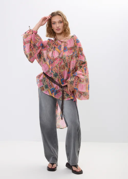 Jeansy damskie wide leg w szarym odcieniu z modnym spranym efektem. Model z wysokim stanem oraz zatrzaskami na dole nogawek pozwala regulować fason i nadaje całości nowoczesnego charakteru.
