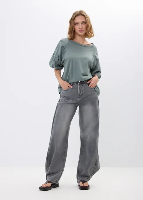Jeansy damskie wide leg w szarym odcieniu z modnym spranym efektem. Model z wysokim stanem oraz zatrzaskami na dole nogawek pozwala regulować fason i nadaje całości nowoczesnego charakteru.