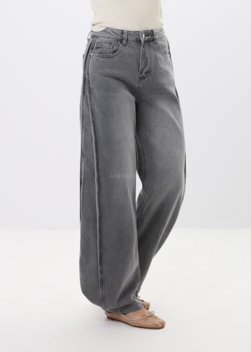 Jeansy damskie wide leg w szarym odcieniu z modnym spranym efektem. Model z wysokim stanem oraz zatrzaskami na dole nogawek pozwala regulować fason i nadaje całości nowoczesnego charakteru.