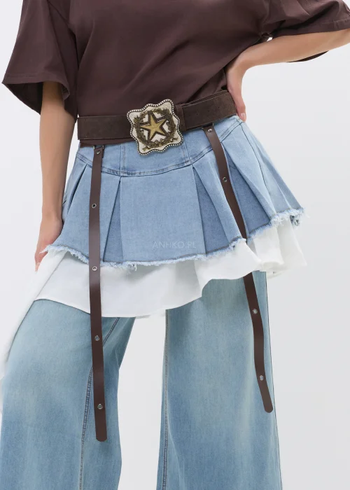 Jeansowa spódniczka mini z plisowanym fasonem i asymetryczną warstwą tiulu. Oryginalny model z surowym wykończeniem i dekoracyjnymi paskami idealny do stylizacji streetwear oraz fashion looków z charakterem.