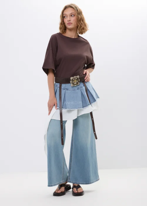 Jeansowa spódniczka mini z plisowanym fasonem i asymetryczną warstwą tiulu. Oryginalny model z surowym wykończeniem i dekoracyjnymi paskami idealny do stylizacji streetwear oraz fashion looków z charakterem.