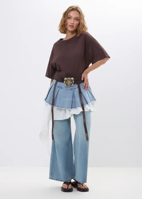 Jeansowa spódniczka mini z plisowanym fasonem i asymetryczną warstwą tiulu. Oryginalny model z surowym wykończeniem i dekoracyjnymi paskami idealny do stylizacji streetwear oraz fashion looków z charakterem.