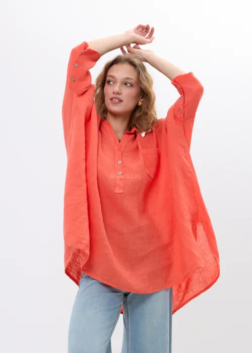 Koralowa bluzka lniana oversize z asymetrycznym dołem i rękawem z możliwością podpięcia. Lekki model z kołnierzykiem i guziczkami idealny do jeansów.