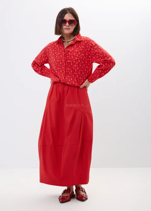 Czerwona spódnica bombka midi o luźnym fasonie z dekoracyjnymi przeszyciami i wysokim stanem. Nowoczesny model w stylu casual chic idealny do wzorzystych koszul, sandałów i miejskich stylizacji.