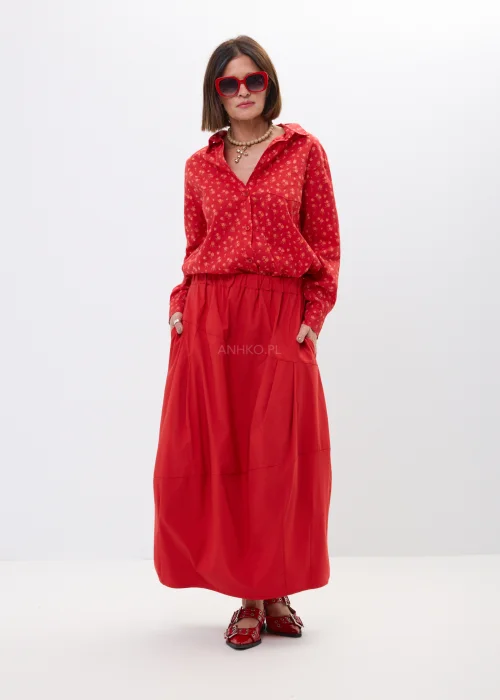 Czerwona spódnica bombka midi o luźnym fasonie z dekoracyjnymi przeszyciami i wysokim stanem. Nowoczesny model w stylu casual chic idealny do wzorzystych koszul, sandałów i miejskich stylizacji.