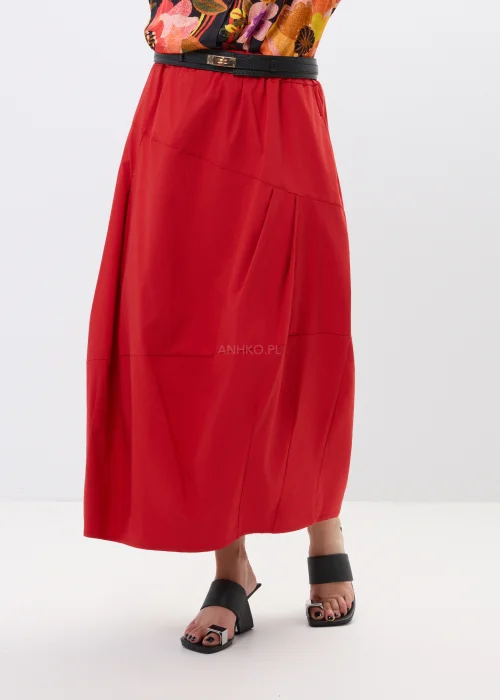 Czerwona spódnica bombka midi o luźnym fasonie z dekoracyjnymi przeszyciami i wysokim stanem. Nowoczesny model w stylu casual chic idealny do wzorzystych koszul, sandałów i miejskich stylizacji.
