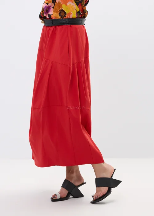 Czerwona spódnica bombka midi o luźnym fasonie z dekoracyjnymi przeszyciami i wysokim stanem. Nowoczesny model w stylu casual chic idealny do wzorzystych koszul, sandałów i miejskich stylizacji.