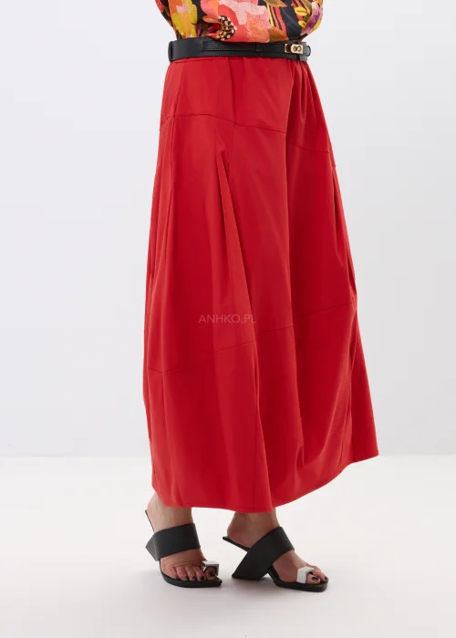 Czerwona spódnica bombka midi o luźnym fasonie z dekoracyjnymi przeszyciami i wysokim stanem. Nowoczesny model w stylu casual chic idealny do wzorzystych koszul, sandałów i miejskich stylizacji.