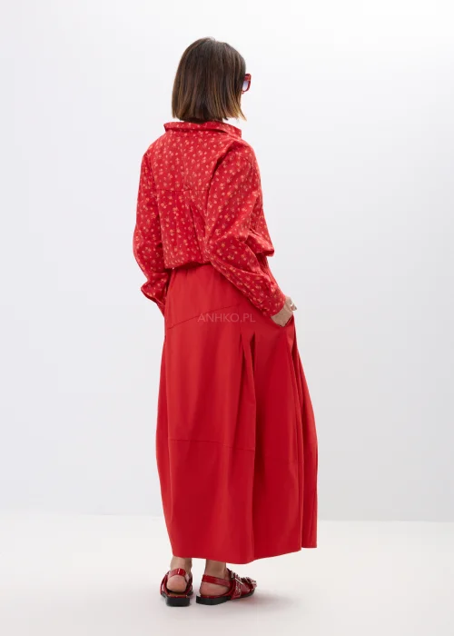 Czerwona spódnica bombka midi o luźnym fasonie z dekoracyjnymi przeszyciami i wysokim stanem. Nowoczesny model w stylu casual chic idealny do wzorzystych koszul, sandałów i miejskich stylizacji.