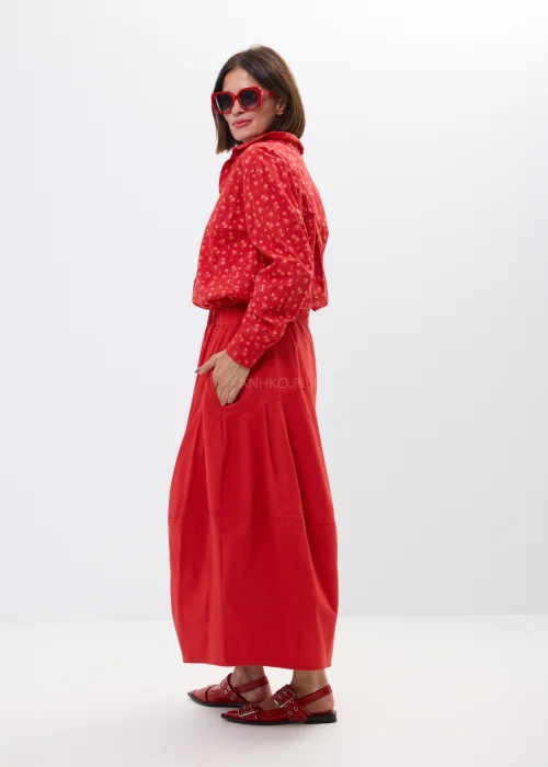 Czerwona spódnica bombka midi o luźnym fasonie z dekoracyjnymi przeszyciami i wysokim stanem. Nowoczesny model w stylu casual chic idealny do wzorzystych koszul, sandałów i miejskich stylizacji.