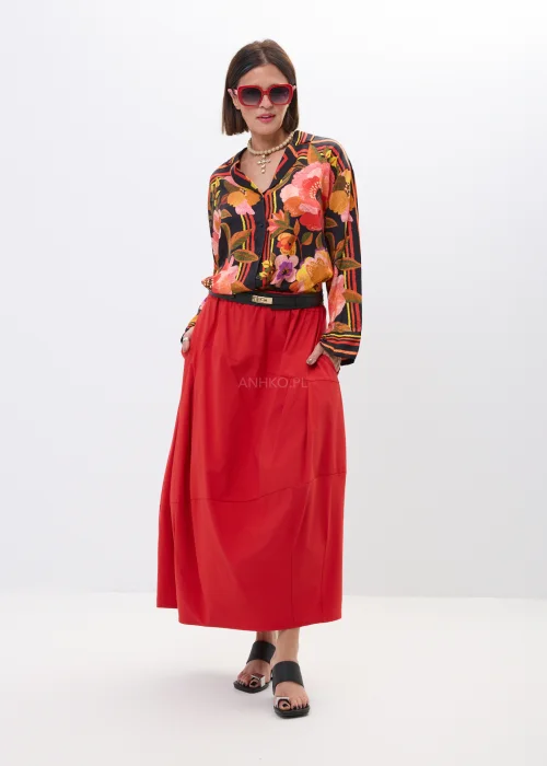 Czerwona spódnica bombka midi o luźnym fasonie z dekoracyjnymi przeszyciami i wysokim stanem. Nowoczesny model w stylu casual chic idealny do wzorzystych koszul, sandałów i miejskich stylizacji.