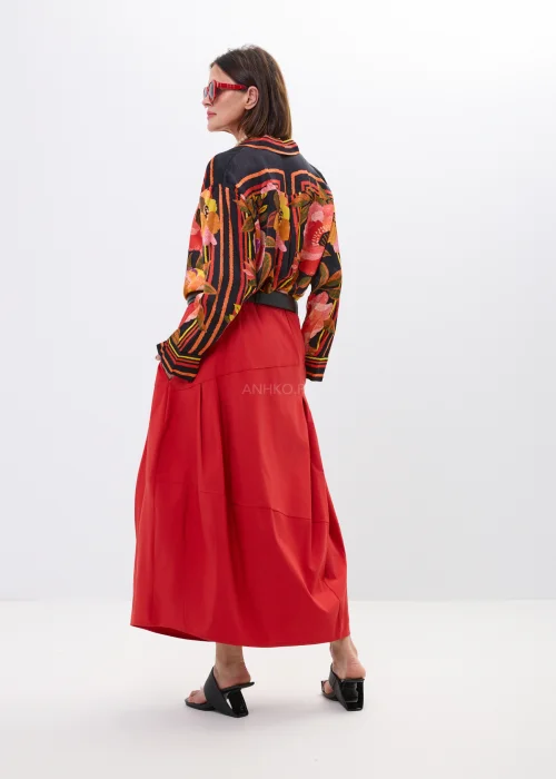 Czerwona spódnica bombka midi o luźnym fasonie z dekoracyjnymi przeszyciami i wysokim stanem. Nowoczesny model w stylu casual chic idealny do wzorzystych koszul, sandałów i miejskich stylizacji.