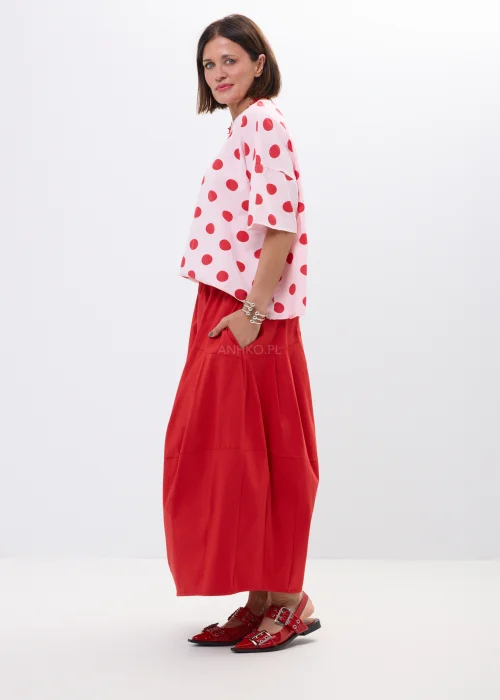 Czerwona spódnica bombka midi o luźnym fasonie z dekoracyjnymi przeszyciami i wysokim stanem. Nowoczesny model w stylu casual chic idealny do wzorzystych koszul, sandałów i miejskich stylizacji.