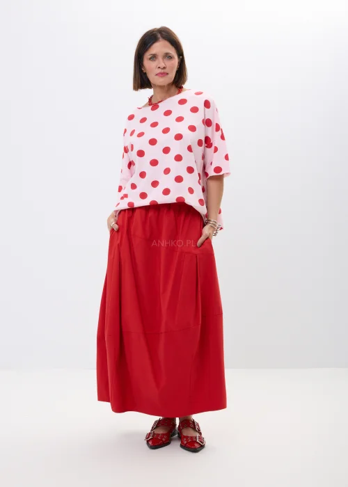 Czerwona spódnica bombka midi o luźnym fasonie z dekoracyjnymi przeszyciami i wysokim stanem. Nowoczesny model w stylu casual chic idealny do wzorzystych koszul, sandałów i miejskich stylizacji.