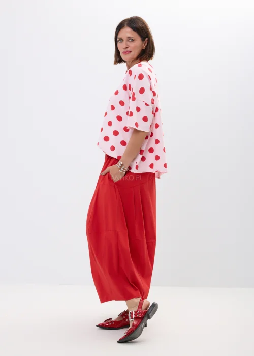 Czerwona spódnica bombka midi o luźnym fasonie z dekoracyjnymi przeszyciami i wysokim stanem. Nowoczesny model w stylu casual chic idealny do wzorzystych koszul, sandałów i miejskich stylizacji.