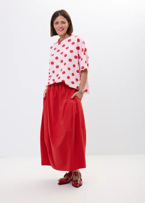 Czerwona spódnica bombka midi o luźnym fasonie z dekoracyjnymi przeszyciami i wysokim stanem. Nowoczesny model w stylu casual chic idealny do wzorzystych koszul, sandałów i miejskich stylizacji.