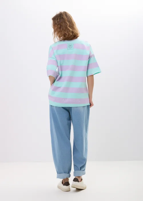 Jasne jeansy damskie o luźnym fasonie baggy z elastyczną gumką w pasie. Model z podwiniętymi nogawkami i miękkim denimem zapewnia wygodę oraz swobodny, miejski charakter stylizacji.