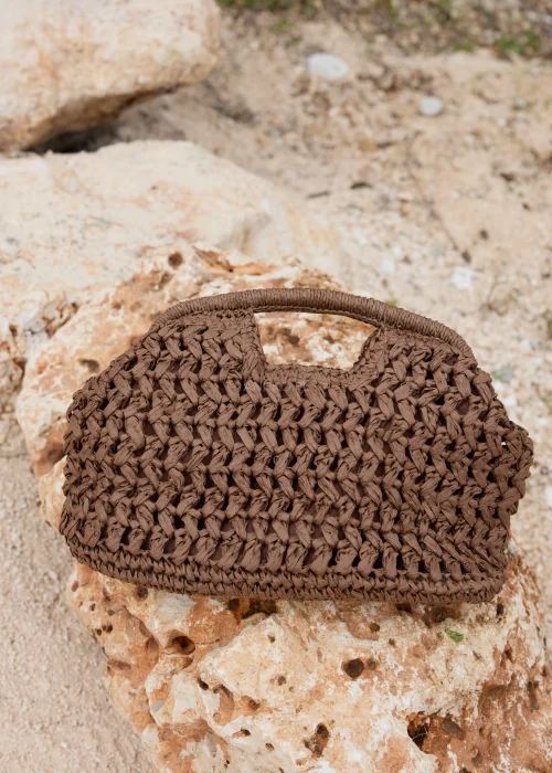 Brązowa pleciona torebka do ręki wykonana z naturalnie wyglądającego grubego splotu. Lekki model w stylu boho z ażurową strukturą doskonale uzupełnia letnie i casualowe stylizacje.