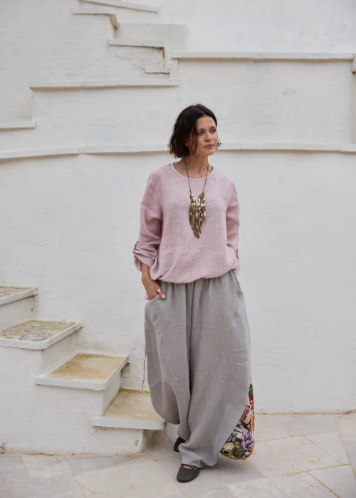 Naszyjnik kaskadowy w kolorze starego złota z wielowarstwowymi łańcuszkami i zawieszkami. Efektowna biżuteria damska w stylu boho, idealna do lnianych i eleganckich stylizacji.