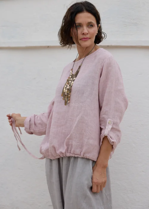 Naszyjnik kaskadowy w kolorze starego złota z wielowarstwowymi łańcuszkami i zawieszkami. Efektowna biżuteria damska w stylu boho, idealna do lnianych i eleganckich stylizacji.