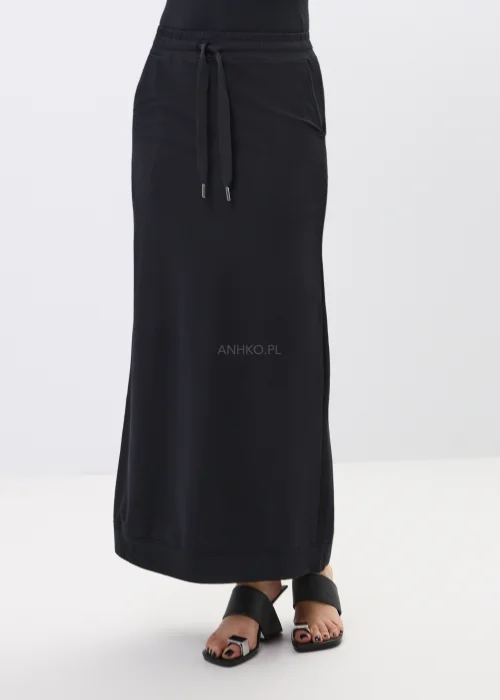 Czarna spódnica maxi o prostym fasonie, z elastyczną talią i wiązaniem w pasie. Minimalistyczny model idealny do codziennych i eleganckich stylizacji.